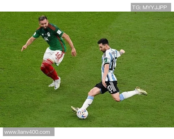 足球明星精彩瞬间带球射门的震撼画面展现球场魅力与激情 足球明星精彩瞬间带球射门的震撼画面展现球场魅力与激情