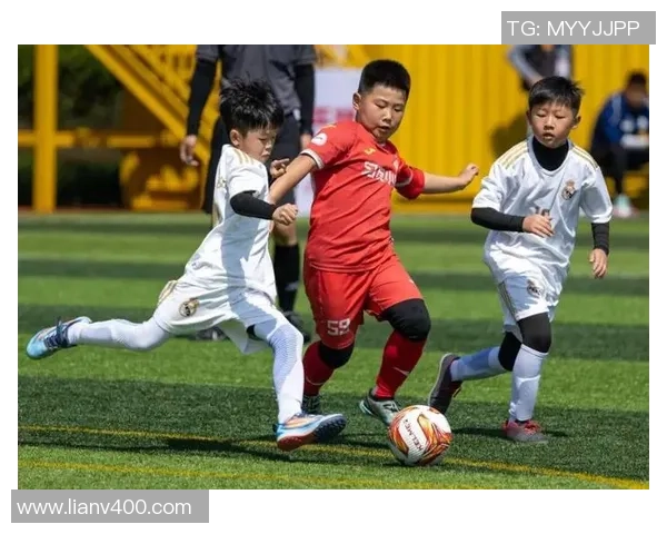 足球明星R7的传奇之路与影响力解析追寻他在绿茵场上的辉煌瞬间 足球明星R7的传奇之路与影响力解析追寻他在绿茵场上的辉煌瞬间